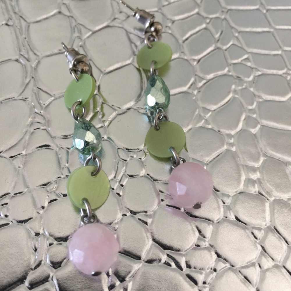 DAINTY LITTLE BEADED DROPLET EARRINGS COSTUME PINK AND GREEN PERFECT ANY STYLE.